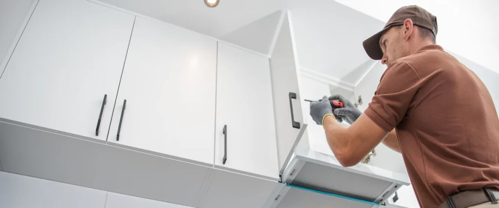 A licensed remodeling contractor sitting with a couple in their living room to discuss budget and design options for a renovation.